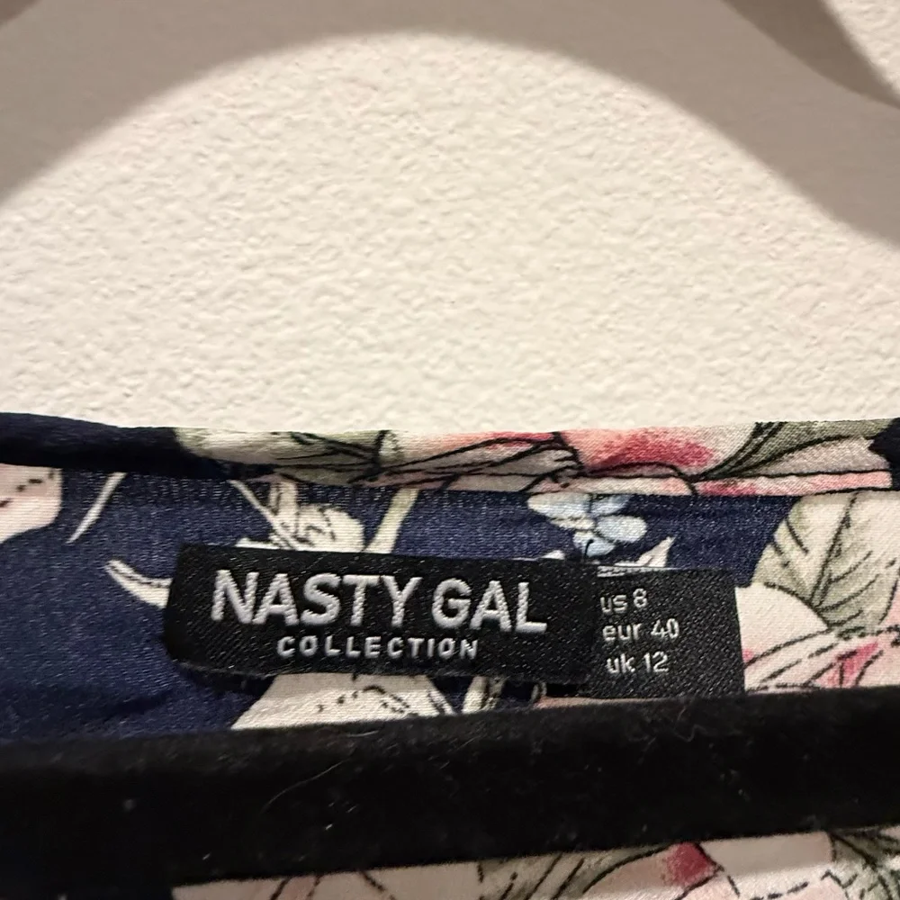 Nasty Gal Navy Blue Floral Romper Size 8 - Picture 3 of 6